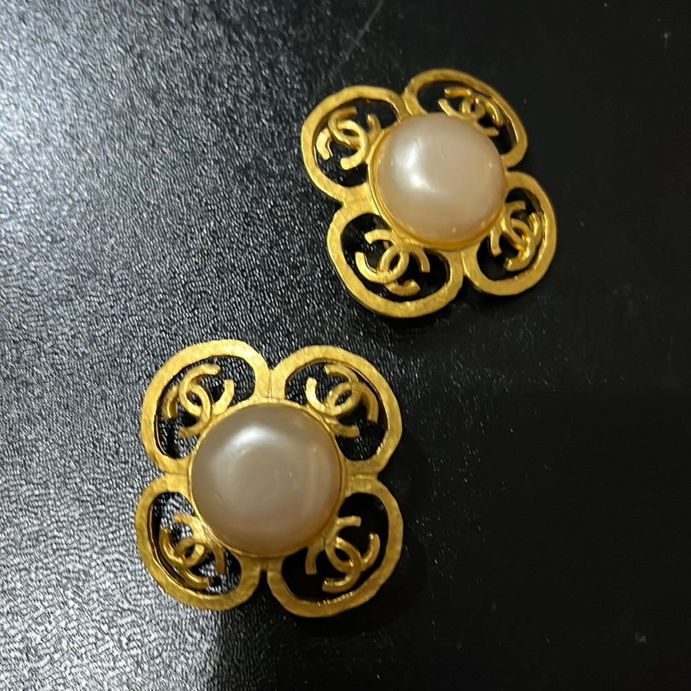 CHANEL vintage Pearl clip on earrings spring 1995